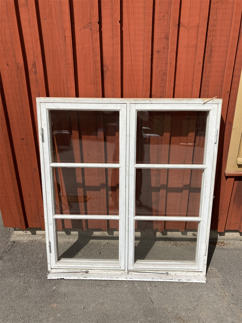 2-luftsfönster med karm, 118,5x128,5 cm (några trasiga glas)